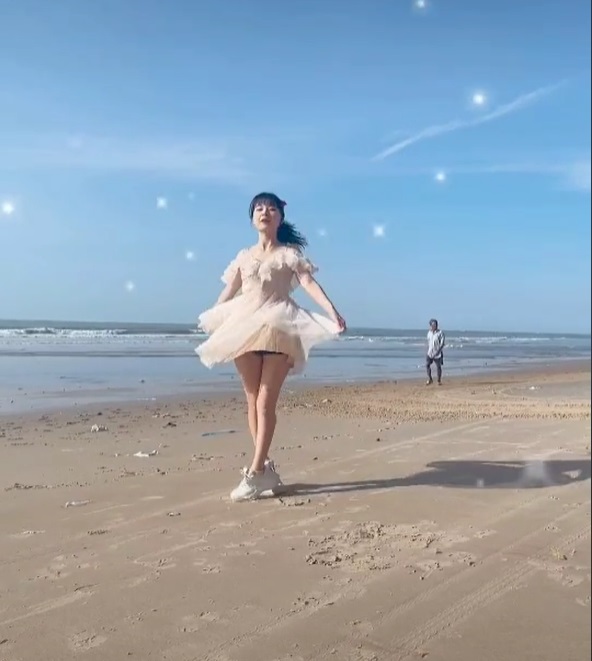 Diện váy ngắn vô tư nhảy múa, 'thánh nữ streamer' Mèo 2k4 lộ cả phụ kiện bên trong 2 Diện váy ngắn vô tư nhảy múa, 'thánh nữ streamer' Mèo 2k4 lộ cả phụ kiện bên trong 2