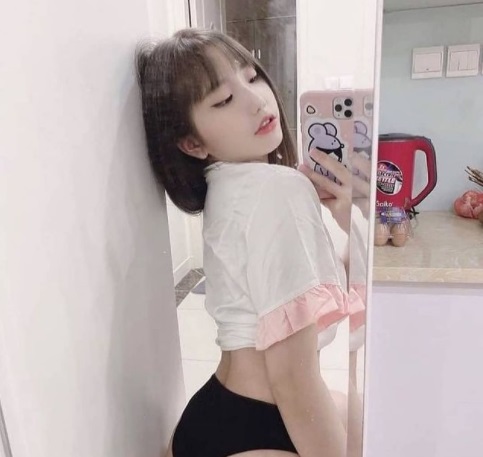 Hotgirl Tiktok Khánh Huyền khoe dáng bên cửa sổ nhưng bộ trang phục mới gây chú ý 2 Hotgirl Tiktok Khánh Huyền khoe dáng bên cửa sổ nhưng bộ trang phục mới gây chú ý 2