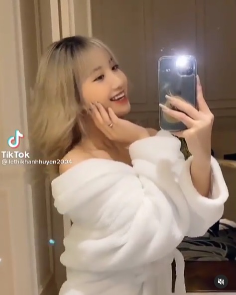 Hotgirl Tiktok Khánh Huyền khoe dáng bên cửa sổ nhưng bộ trang phục mới gây chú ý 3 Hotgirl Tiktok Khánh Huyền khoe dáng bên cửa sổ nhưng bộ trang phục mới gây chú ý 3