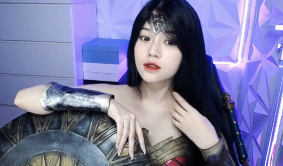 Lên đồ như nữ siêu nhân, 'thánh nữ áo 2 dây' Thủy Tiên vô tư chỉnh áo trên sóng livestream 2 Lên đồ như nữ siêu nhân, 'thánh nữ áo 2 dây' Thủy Tiên vô tư chỉnh áo trên sóng livestream 2
