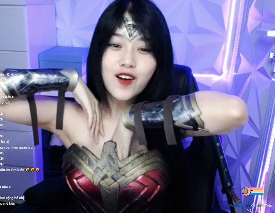 Lên đồ như nữ siêu nhân, 'thánh nữ áo 2 dây' Thủy Tiên vô tư chỉnh áo trên sóng livestream 3 Lên đồ như nữ siêu nhân, 'thánh nữ áo 2 dây' Thủy Tiên vô tư chỉnh áo trên sóng livestream 3