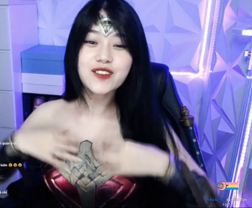 Lên đồ như nữ siêu nhân, 'thánh nữ áo 2 dây' Thủy Tiên vô tư chỉnh áo trên sóng livestream 4 Lên đồ như nữ siêu nhân, 'thánh nữ áo 2 dây' Thủy Tiên vô tư chỉnh áo trên sóng livestream 4