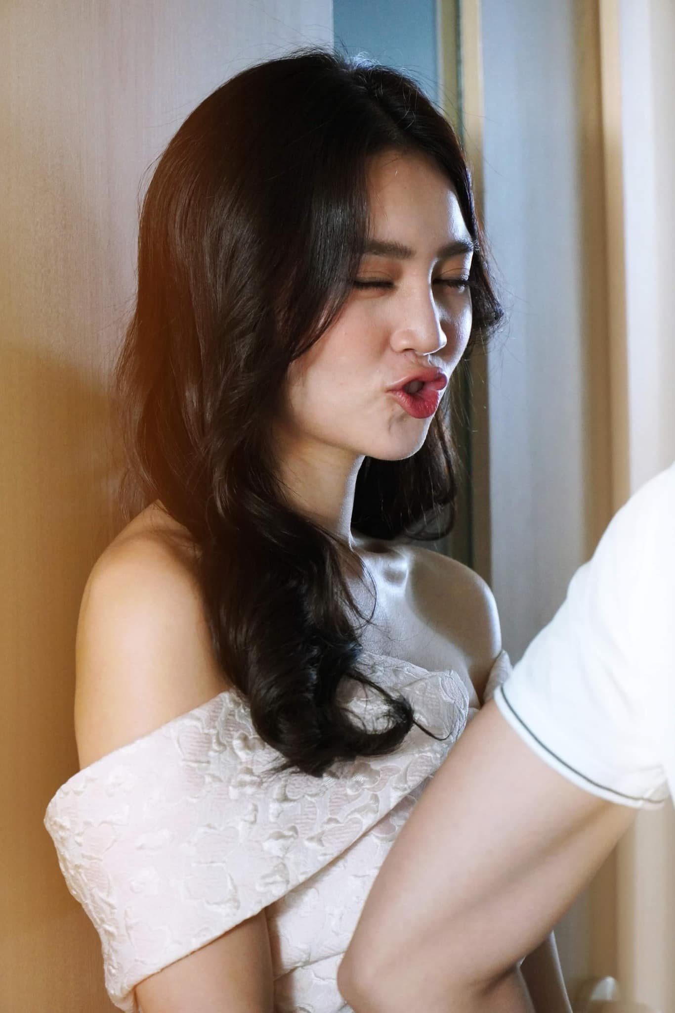 Rò rỉ khoảnh khắc Ninh Dương Lan Ngọc được người đàn ông lạ chăm chút từng li từng tí 4 Rò rỉ khoảnh khắc Ninh Dương Lan Ngọc được người đàn ông lạ chăm chút từng li từng tí 4