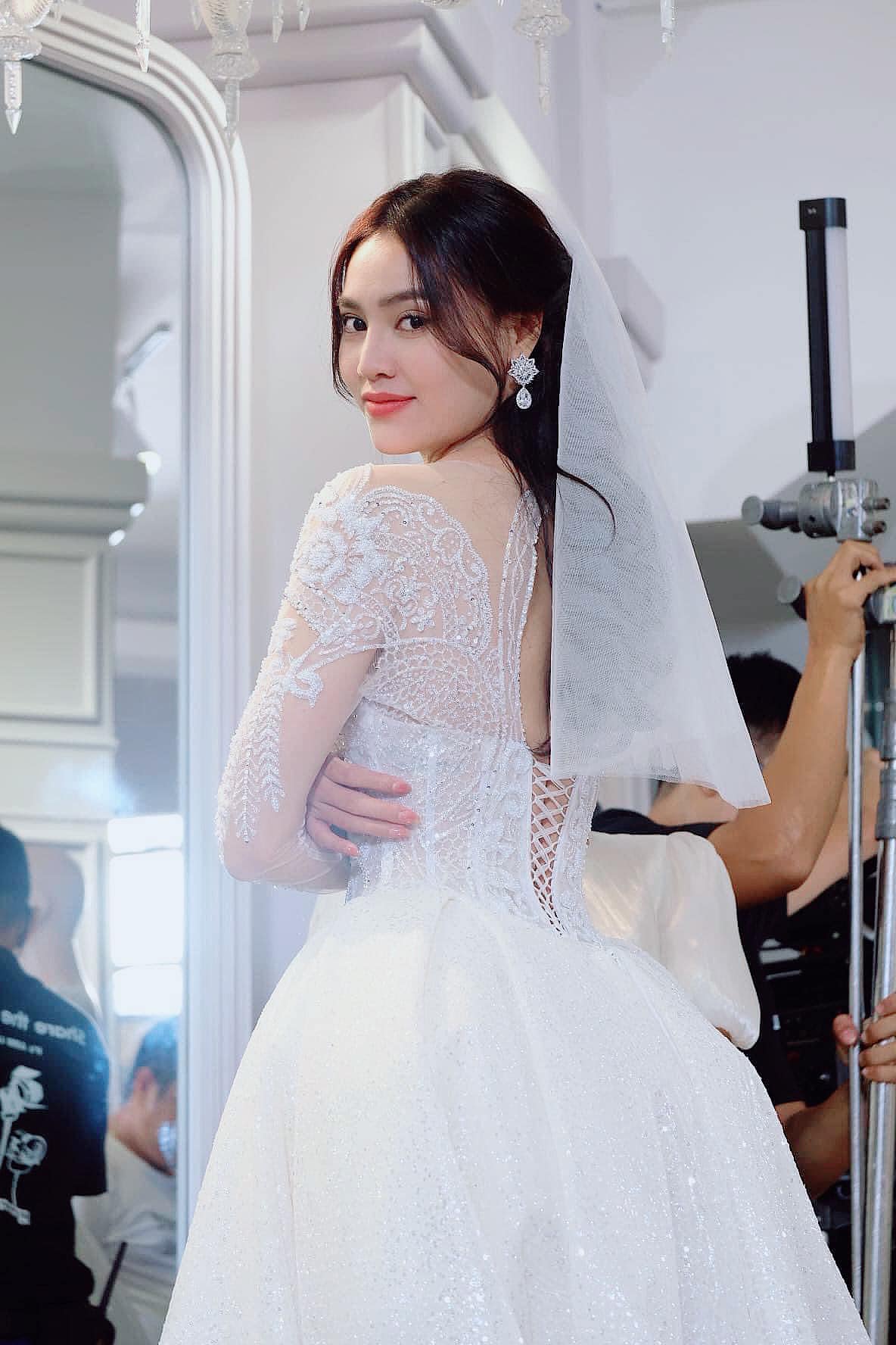 Rò rỉ khoảnh khắc Ninh Dương Lan Ngọc được người đàn ông lạ chăm chút từng li từng tí 2 Rò rỉ khoảnh khắc Ninh Dương Lan Ngọc được người đàn ông lạ chăm chút từng li từng tí 2