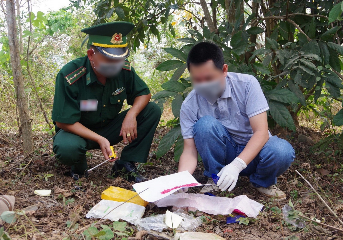 Tin tức pháp luật 24h: Đối tượng lạ mặt chặn xe máy, Trùm giang hồ Trưởng 'hàng' bị khởi tố thêm tội danh 2 Tin tức pháp luật 24h: Đối tượng lạ mặt chặn xe máy, Trùm giang hồ Trưởng 'hàng' bị khởi tố thêm tội danh 2