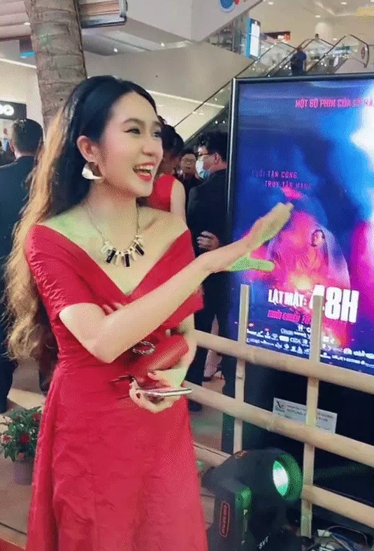 'Team qua đường' phơi bày nhan sắc thật của bà xã Lý Hải quay bằng camera thường 1 'Team qua đường' phơi bày nhan sắc thật của bà xã Lý Hải quay bằng camera thường 1
