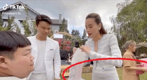 Video quay lén phơi bày sắc vóc thật sự của Hồ Ngọc Hà: Quá khác so với ảnh chính chủ tự đăng 1 Video quay lén phơi bày sắc vóc thật sự của Hồ Ngọc Hà: Quá khác so với ảnh chính chủ tự đăng 1