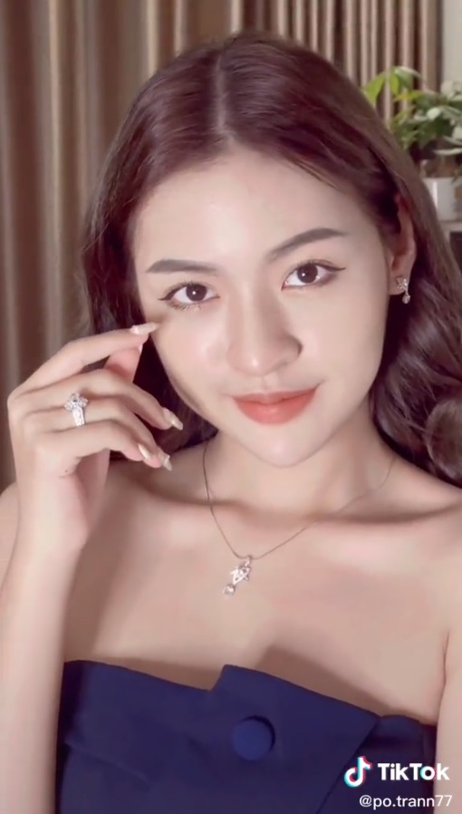 Xuất hiện trong bộ dạng 'lếch thếch', đầu bù tóc rối, hotgirl 'trứng rán' Thanh Tâm gây tò mò về nhan sắc 4 Xuất hiện trong bộ dạng 'lếch thếch', đầu bù tóc rối, hotgirl 'trứng rán' Thanh Tâm gây tò mò về nhan sắc 4