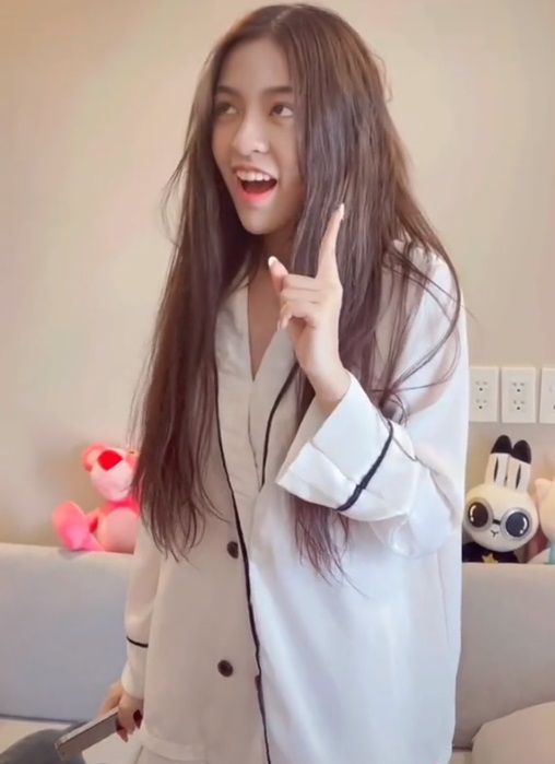 Xuất hiện trong bộ dạng 'lếch thếch', đầu bù tóc rối, hotgirl 'trứng rán' Thanh Tâm gây tò mò về nhan sắc 3 Xuất hiện trong bộ dạng 'lếch thếch', đầu bù tóc rối, hotgirl 'trứng rán' Thanh Tâm gây tò mò về nhan sắc 3