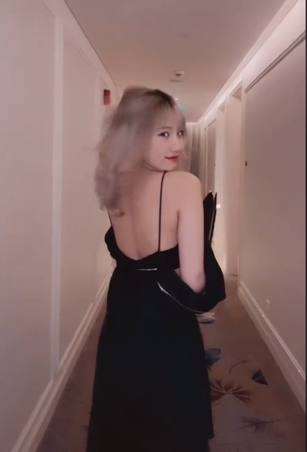 Hotgirl TikTok 17 tuổi Lê Thị Khánh Huyền lộ ảnh trong khách sạn với chiếc váy hờ hững 1 Hotgirl TikTok 17 tuổi Lê Thị Khánh Huyền lộ ảnh trong khách sạn với chiếc váy hờ hững 1