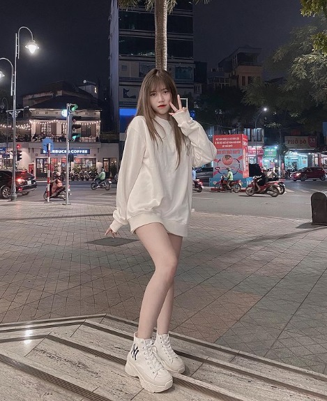 'Thánh nữ áo 2 dây' Thủy Tiên khiến fan hiểu lầm với mốt giấu quần 3 'Thánh nữ áo 2 dây' Thủy Tiên khiến fan hiểu lầm với mốt giấu quần 3