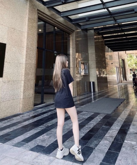 'Thánh nữ áo 2 dây' Thủy Tiên khiến fan hiểu lầm với mốt giấu quần 1 'Thánh nữ áo 2 dây' Thủy Tiên khiến fan hiểu lầm với mốt giấu quần 1