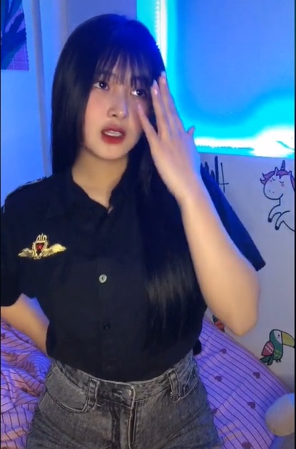 'Thánh nữ streamer 2001' Quỳnh Alee khoe vũ điệu sôi động cùng nhan sắc xinh đẹp khó rời mắt 2 'Thánh nữ streamer 2001' Quỳnh Alee khoe vũ điệu sôi động cùng nhan sắc xinh đẹp khó rời mắt 2