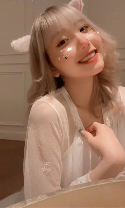 Diện đồ ngủ 'thả thính', hotgirl TikTok Lê Thị Khánh Huyền bị fan soi ra chi tiết 'giả dối' 2 Diện đồ ngủ 'thả thính', hotgirl TikTok Lê Thị Khánh Huyền bị fan soi ra chi tiết 'giả dối' 2