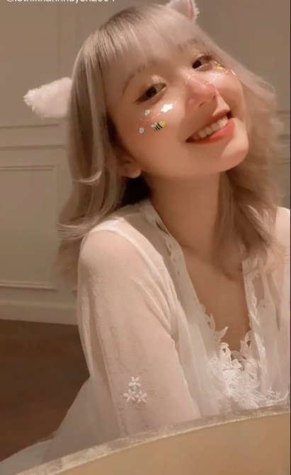 Diện đồ ngủ 'thả thính', hotgirl TikTok Lê Thị Khánh Huyền bị fan soi ra chi tiết 'giả dối' 1 Diện đồ ngủ 'thả thính', hotgirl TikTok Lê Thị Khánh Huyền bị fan soi ra chi tiết 'giả dối' 1