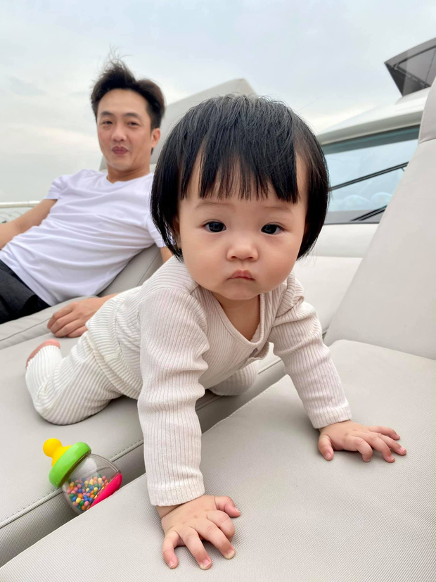 Sinh ra đã ngậm thìa vàng, ái nữ nhà Cường đô la vài tháng đã trải nghiệm đủ cả siêu xe, du thuyền 2 Sinh ra đã ngậm thìa vàng, ái nữ nhà Cường đô la vài tháng đã trải nghiệm đủ cả siêu xe, du thuyền 2