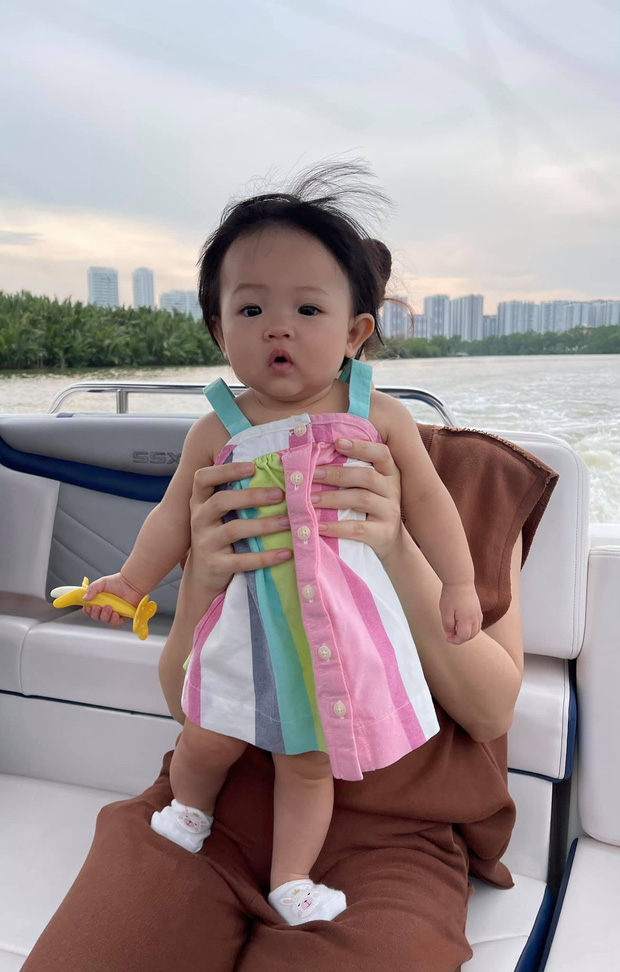Sinh ra đã ngậm thìa vàng, ái nữ nhà Cường đô la vài tháng đã trải nghiệm đủ cả siêu xe, du thuyền 3 Sinh ra đã ngậm thìa vàng, ái nữ nhà Cường đô la vài tháng đã trải nghiệm đủ cả siêu xe, du thuyền 3