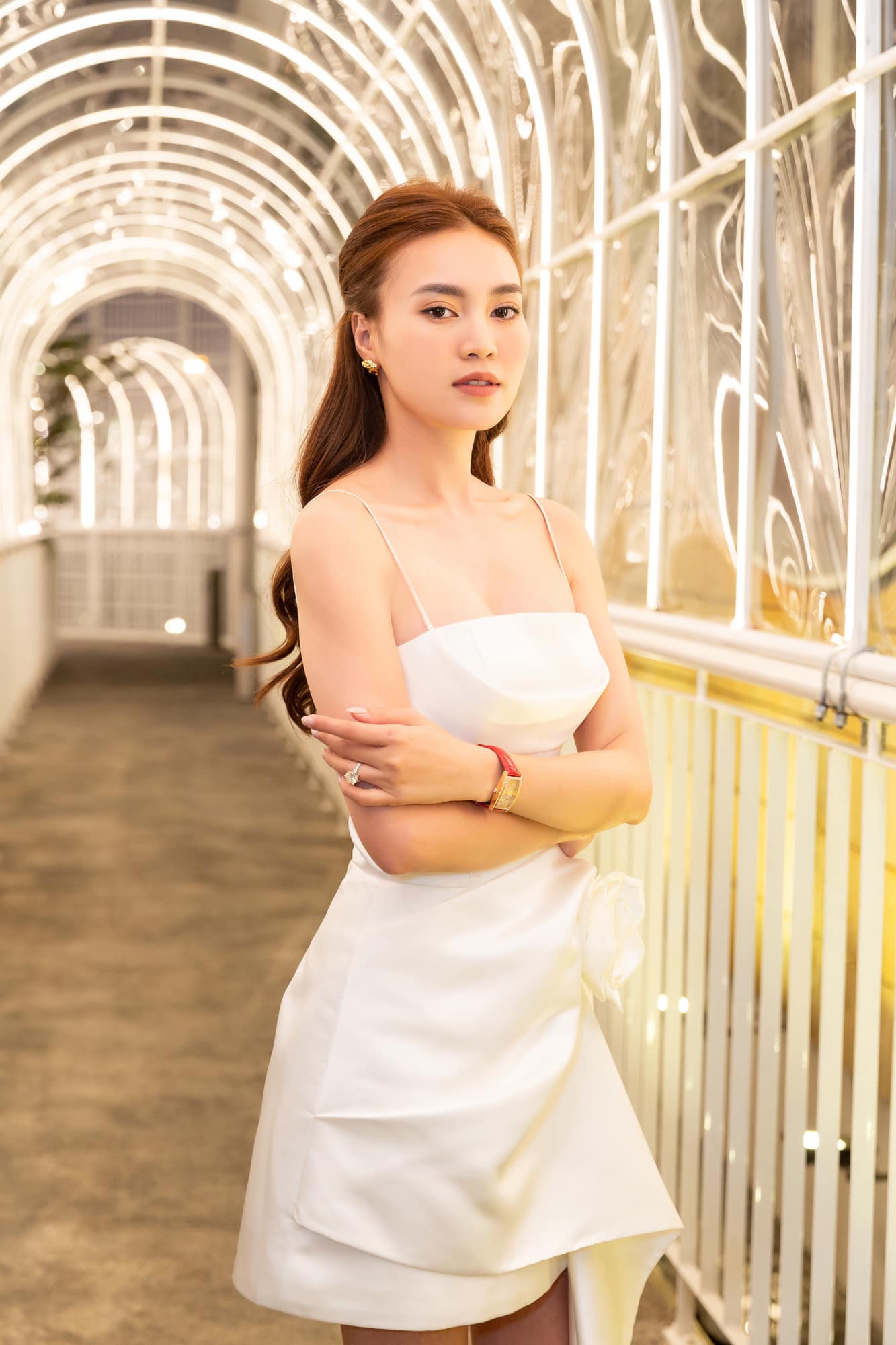 Đang làm tóc, Ninh Dương Lan Ngọc khiến chuyên gia trang điểm phát ngượng vì bàn tay hư 3 Đang làm tóc, Ninh Dương Lan Ngọc khiến chuyên gia trang điểm phát ngượng vì bàn tay hư 3