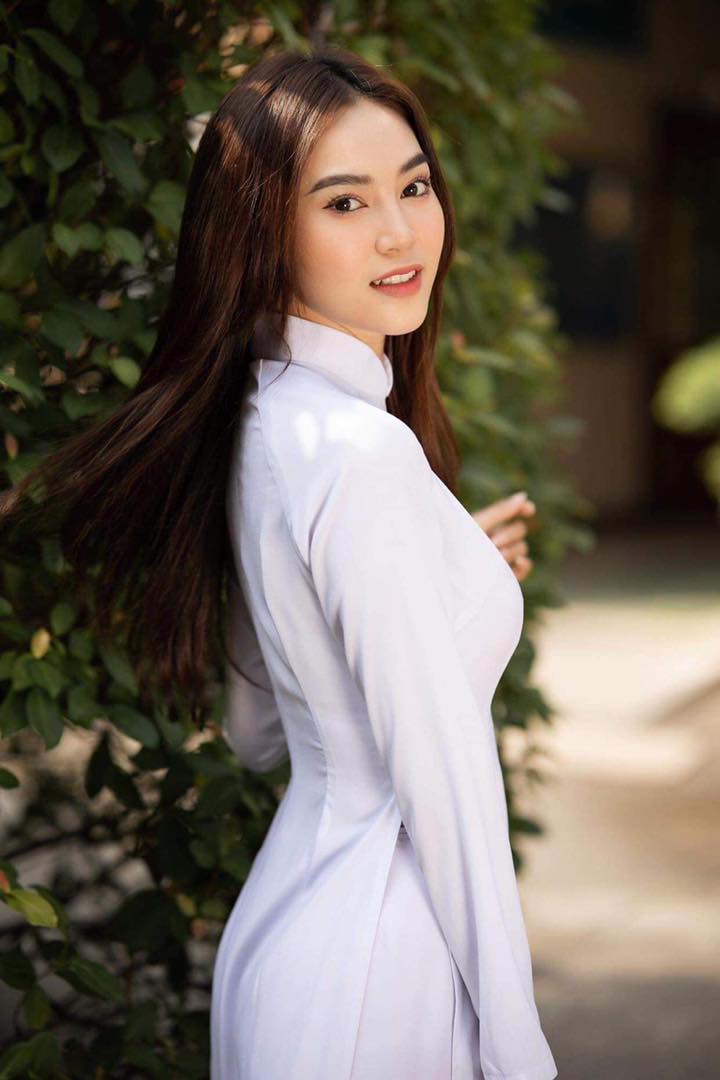 Đang làm tóc, Ninh Dương Lan Ngọc khiến chuyên gia trang điểm phát ngượng vì bàn tay hư 4 Đang làm tóc, Ninh Dương Lan Ngọc khiến chuyên gia trang điểm phát ngượng vì bàn tay hư 4