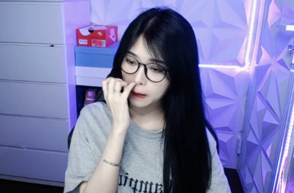 Livestream, 'thánh nữ áo 2 dây' Thủy Tiên mất điểm vì việc làm kém duyên 2 Livestream, 'thánh nữ áo 2 dây' Thủy Tiên mất điểm vì việc làm kém duyên 2