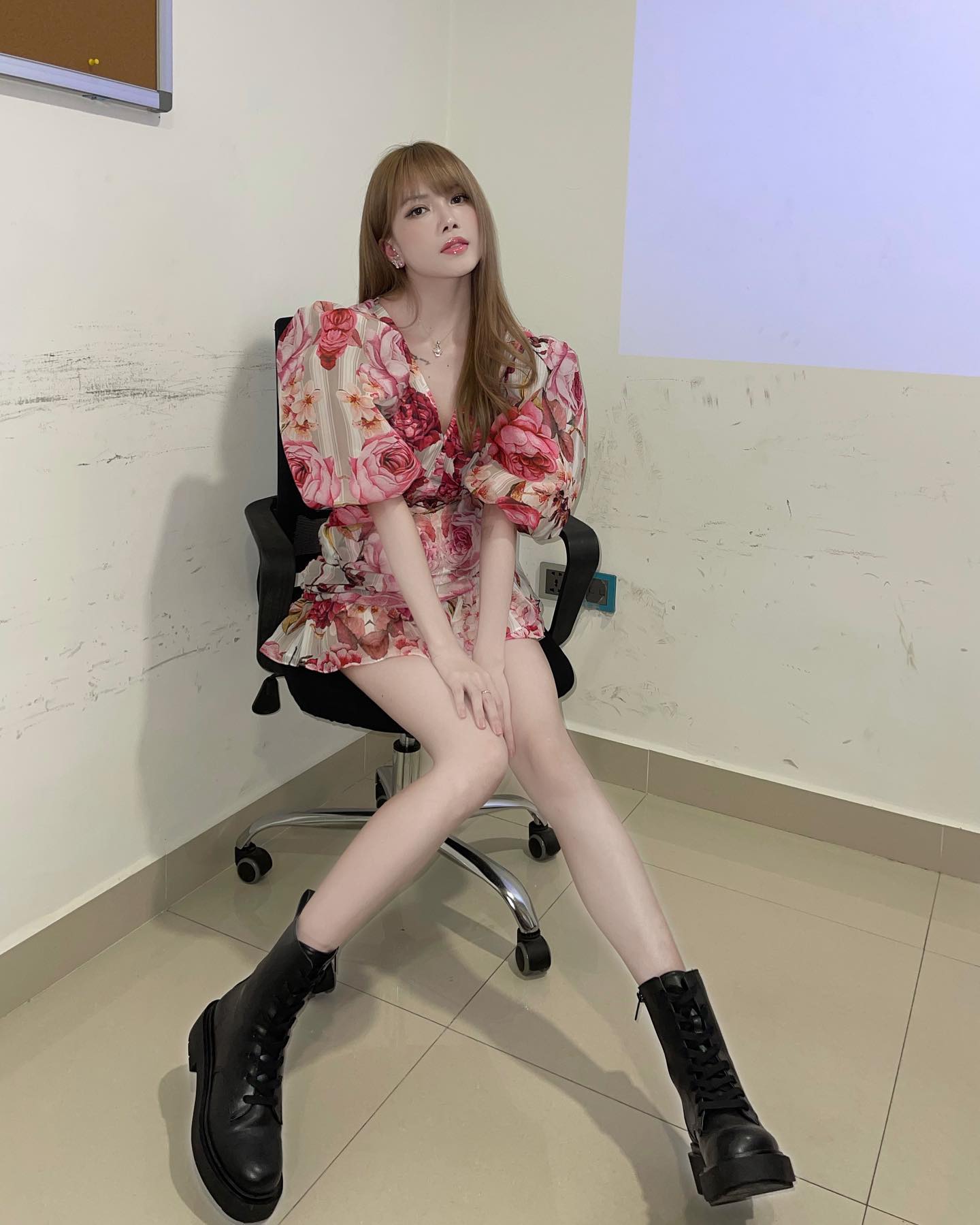 Thiều Bảo Trâm lộ vóc dáng khẳng khiu trong hậu trường giữa nghi vấn quay lại với Sơn Tùng 4 Thiều Bảo Trâm lộ vóc dáng khẳng khiu trong hậu trường giữa nghi vấn quay lại với Sơn Tùng 4