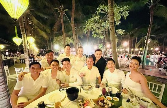 Khoảnh khắc hot MXH: Quang Dũng vui vẻ bên vợ cũ Jennifer Phạm và tình cũ Thanh Thảo 2 Khoảnh khắc hot MXH: Quang Dũng vui vẻ bên vợ cũ Jennifer Phạm và tình cũ Thanh Thảo 2
