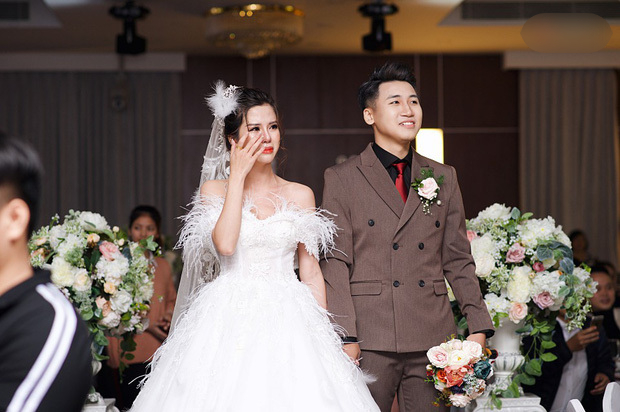 Huy Cung và vợ hotgirl trong ngày cưới. Ảnh internet Huy Cung và vợ hotgirl trong ngày cưới. Ảnh internet