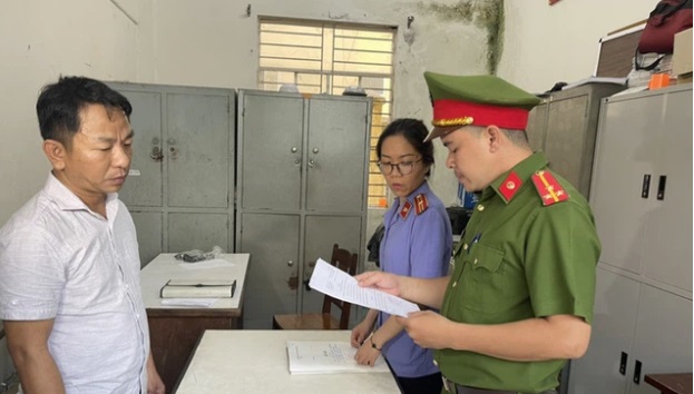 Tin tức pháp luật 24h: Tạt sơn vào nhà người yêu cũ để trả thù, 14 đối tượng tiếp tay nhập cảnh trái phép 1 Tin tức pháp luật 24h: Tạt sơn vào nhà người yêu cũ để trả thù, 14 đối tượng tiếp tay nhập cảnh trái phép 1