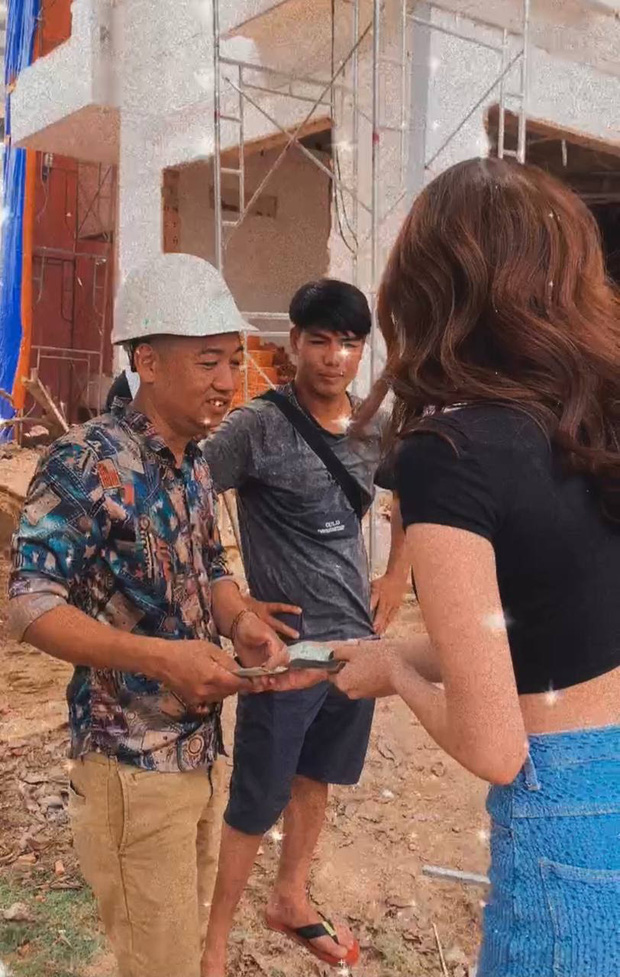 'Vỗ mặt' Nathan Lee, Ngọc Trinh hào phóng cầm cả xấp tiền đi phân phát 1 'Vỗ mặt' Nathan Lee, Ngọc Trinh hào phóng cầm cả xấp tiền đi phân phát 1
