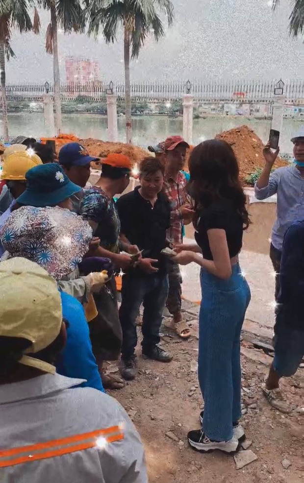 'Vỗ mặt' Nathan Lee, Ngọc Trinh hào phóng cầm cả xấp tiền đi phân phát 2 'Vỗ mặt' Nathan Lee, Ngọc Trinh hào phóng cầm cả xấp tiền đi phân phát 2