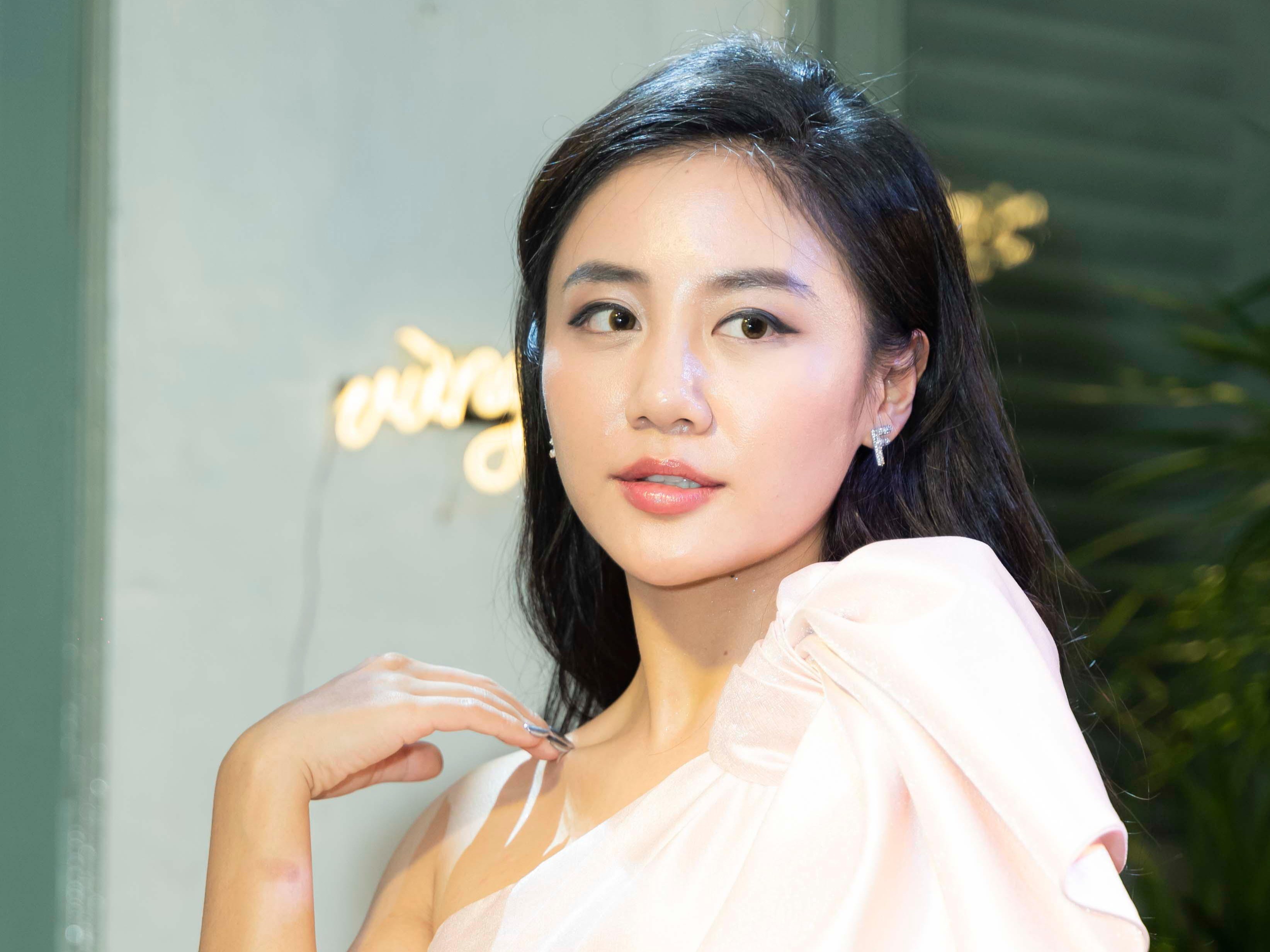 Văn Mai Hương bị bạn thân 'bóc phốt' giữa buổi họp báo - Ảnh 1 Văn Mai Hương bị bạn thân 'bóc phốt' giữa buổi họp báo - Ảnh 1