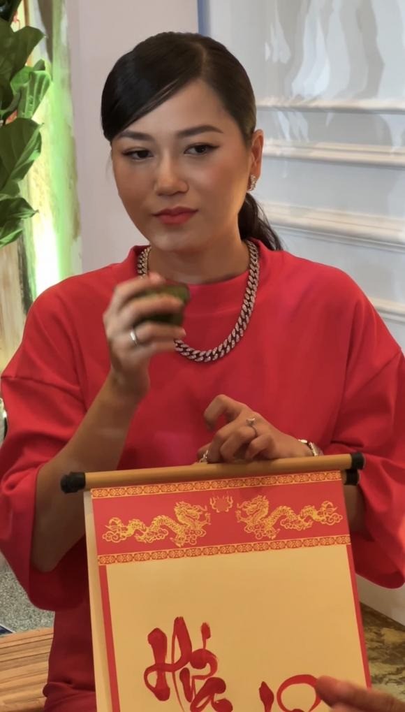 Sao Việt 29/5: Việt Hương gây bất ngờ với nhan sắc 25 năm trước, Ngọc Trinh lại khoe dáng cực 'bạo' đọ nắng hè - Ảnh 4 Sao Việt 29/5: Việt Hương gây bất ngờ với nhan sắc 25 năm trước, Ngọc Trinh lại khoe dáng cực 'bạo' đọ nắng hè - Ảnh 4
