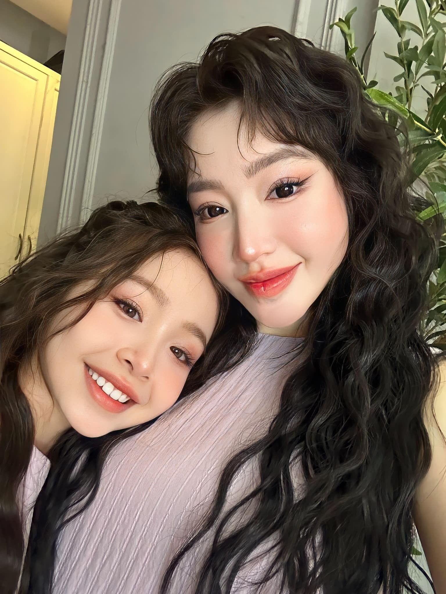Sao Việt 29/5: Việt Hương gây bất ngờ với nhan sắc 25 năm trước, Ngọc Trinh lại khoe dáng cực 'bạo' đọ nắng hè - Ảnh 2 Sao Việt 29/5: Việt Hương gây bất ngờ với nhan sắc 25 năm trước, Ngọc Trinh lại khoe dáng cực 'bạo' đọ nắng hè - Ảnh 2