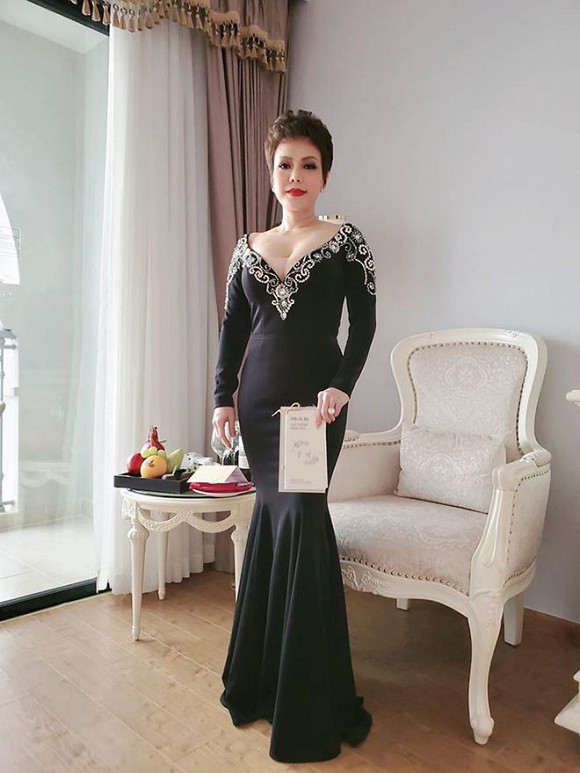 Việt Hương lên tiếng về bộ trang phục hở bạo mặc trong đám cưới Đông Nhi tại Phú Quốc 2