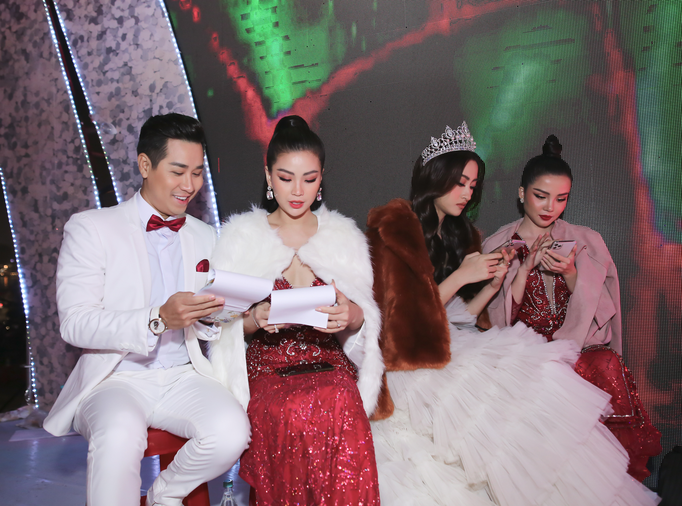 Nguyên Khang ‘tình tứ’ chăm sóc cho Hoa hậu Lương Thùy Linh trong hậu trường 3