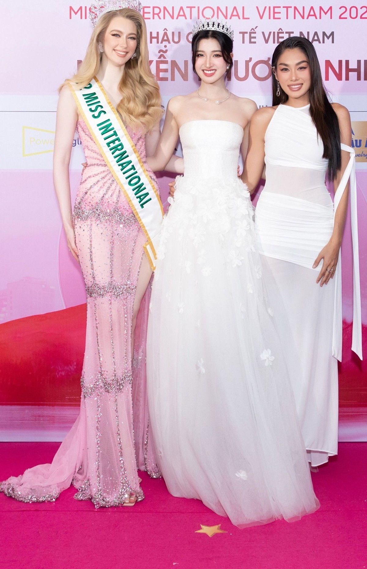 Đương kim Miss International là Jasmin Selberg xuất hiện tại sự kiện trao sash cho Phương Nhi dự thi Miss International với nhan sắc ngọt ngào. Đương kim Miss International là Jasmin Selberg xuất hiện tại sự kiện trao sash cho Phương Nhi dự thi Miss International với nhan sắc ngọt ngào.