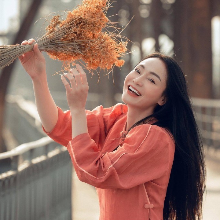 U50 Quách Thu Phương được khen ngợi sở hữu nhan sắc xinh đẹp, rạng rỡ (Ảnh: FBNV) U50 Quách Thu Phương được khen ngợi sở hữu nhan sắc xinh đẹp, rạng rỡ (Ảnh: FBNV)
