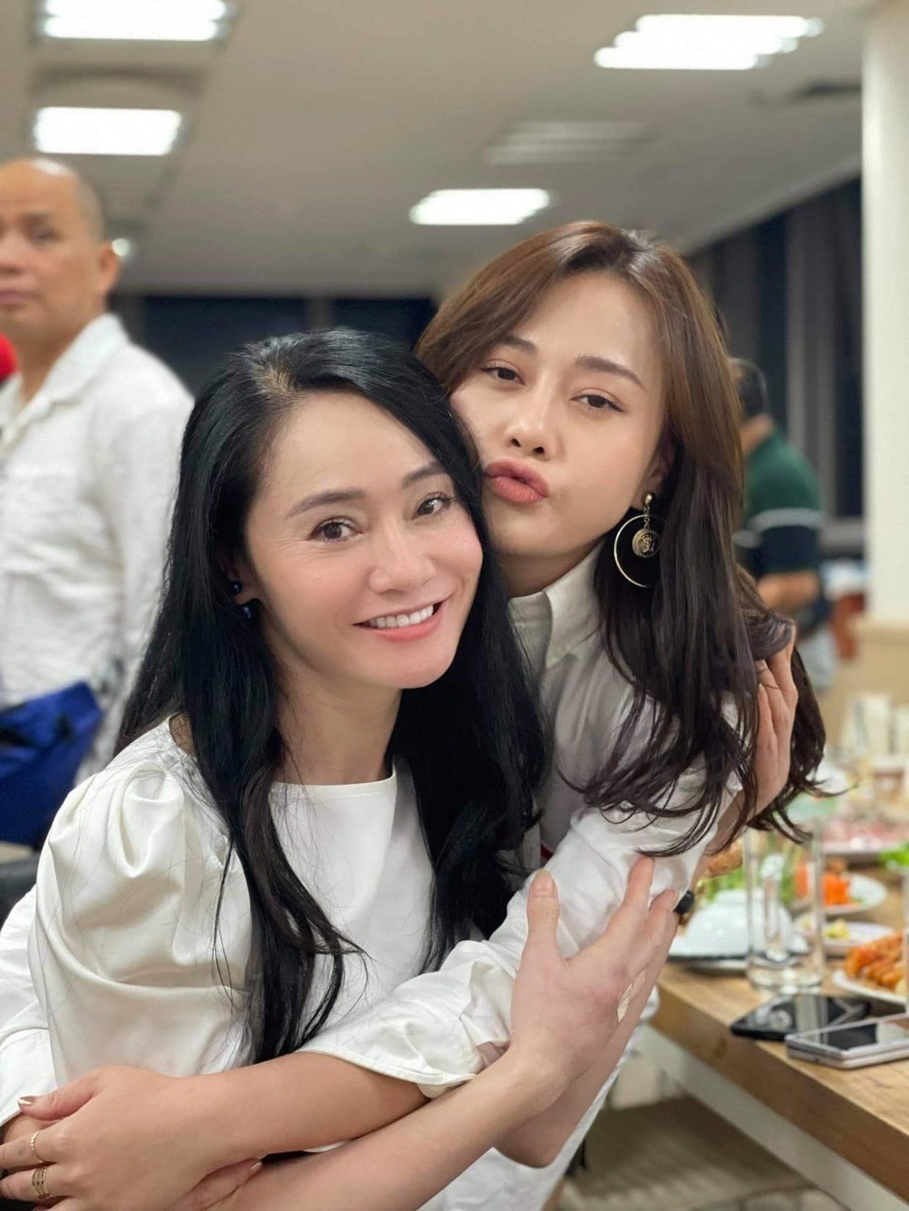 Kết thúc phim, Phương Oanh - Quách Thu Phương vẫn có mối quan hệ thân thiết, thường xuyên gặp gỡ (Ảnh: FBNV) Kết thúc phim, Phương Oanh - Quách Thu Phương vẫn có mối quan hệ thân thiết, thường xuyên gặp gỡ (Ảnh: FBNV)