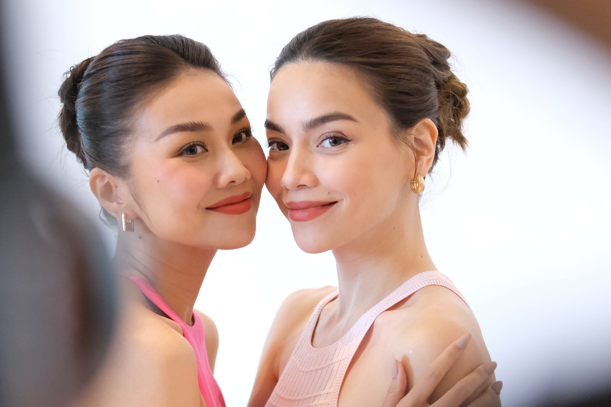 Từng có một quãng thời gian dài Hồ Ngọc Hà - Thanh Hằng bị đồn nghỉ chơi (Ảnh: FBNV) Từng có một quãng thời gian dài Hồ Ngọc Hà - Thanh Hằng bị đồn nghỉ chơi (Ảnh: FBNV)