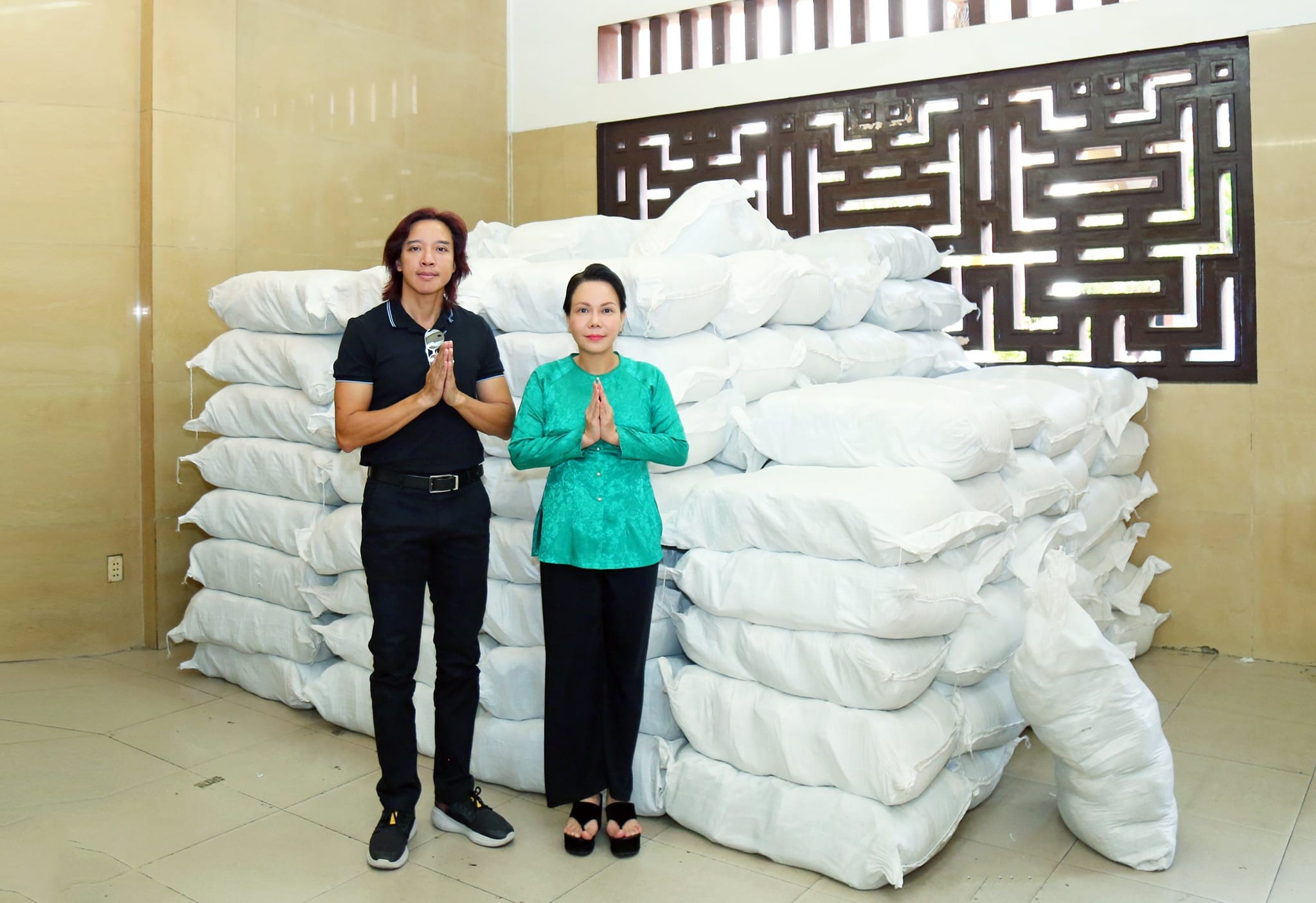 Cô và ông xã luôn hoạt động thiện nguyện, giúp đỡ hoàn cảnh khó khăn. Ảnh FB Việt Hương. Cô và ông xã luôn hoạt động thiện nguyện, giúp đỡ hoàn cảnh khó khăn. Ảnh FB Việt Hương.