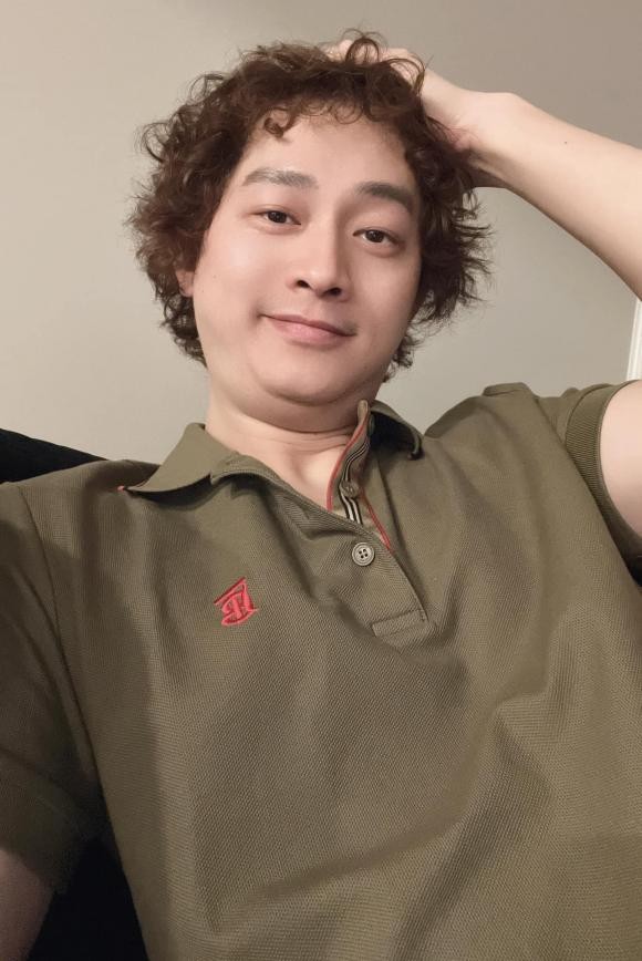 Louis Trần để tóc dài vì vợ. Ảnh: FB Louis Trần. Louis Trần để tóc dài vì vợ. Ảnh: FB Louis Trần.
