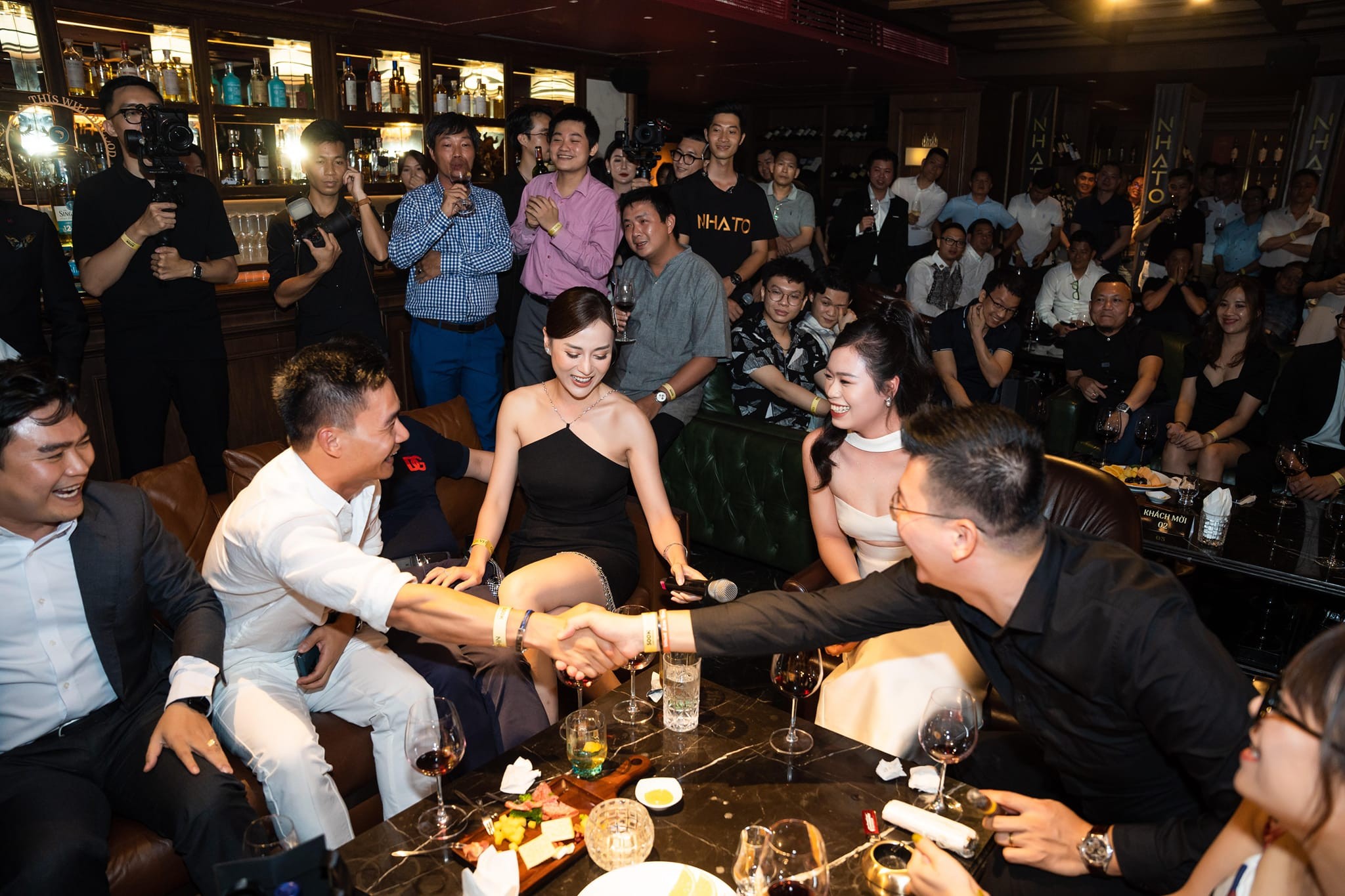 Phương Oanh ngồi nói chuyện với những doanh nhân, người bạn thân thiết của bạn trai. Ảnh: FB Nguyễn Hòa Bình. Phương Oanh ngồi nói chuyện với những doanh nhân, người bạn thân thiết của bạn trai. Ảnh: FB Nguyễn Hòa Bình.