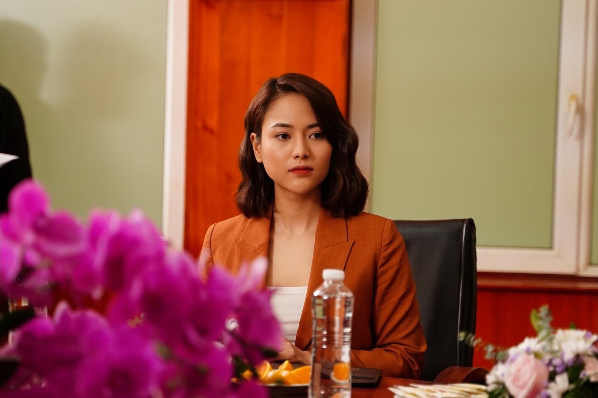 Tạo hình vai thư ký của Việt Hoa trong phim. Ảnh: Internet. Tạo hình vai thư ký của Việt Hoa trong phim. Ảnh: Internet.