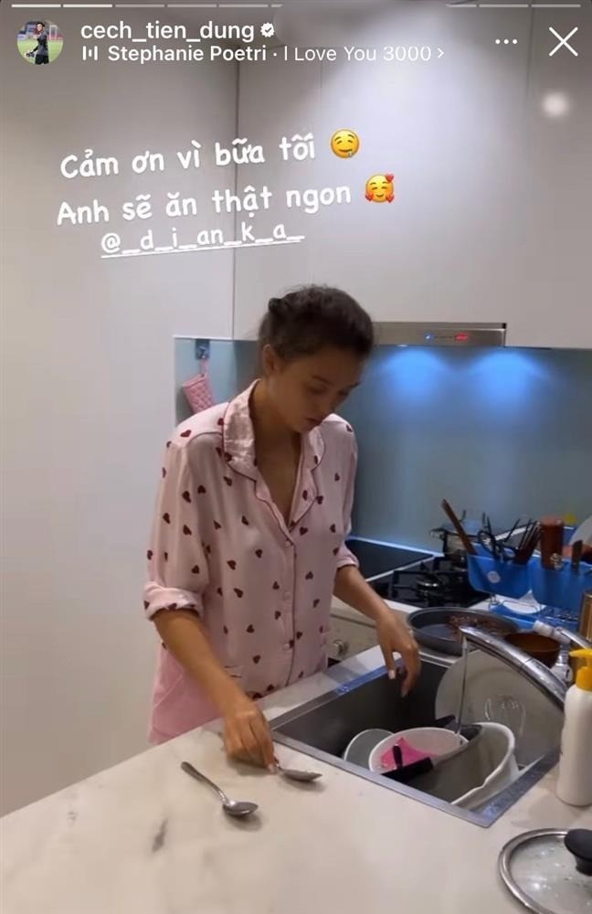 Thủ môn xứ Thanh gửi lời cảm ơn bà xã vì bữa tối ngon miệng. Anh cũng chia sẻ khoảnh khắc Dianka mặc đồ bộ, đang chuẩn bị rửa bát. Ảnh: FB Bùi Tiến Dũng. Thủ môn xứ Thanh gửi lời cảm ơn bà xã vì bữa tối ngon miệng. Anh cũng chia sẻ khoảnh khắc Dianka mặc đồ bộ, đang chuẩn bị rửa bát. Ảnh: FB Bùi Tiến Dũng.
