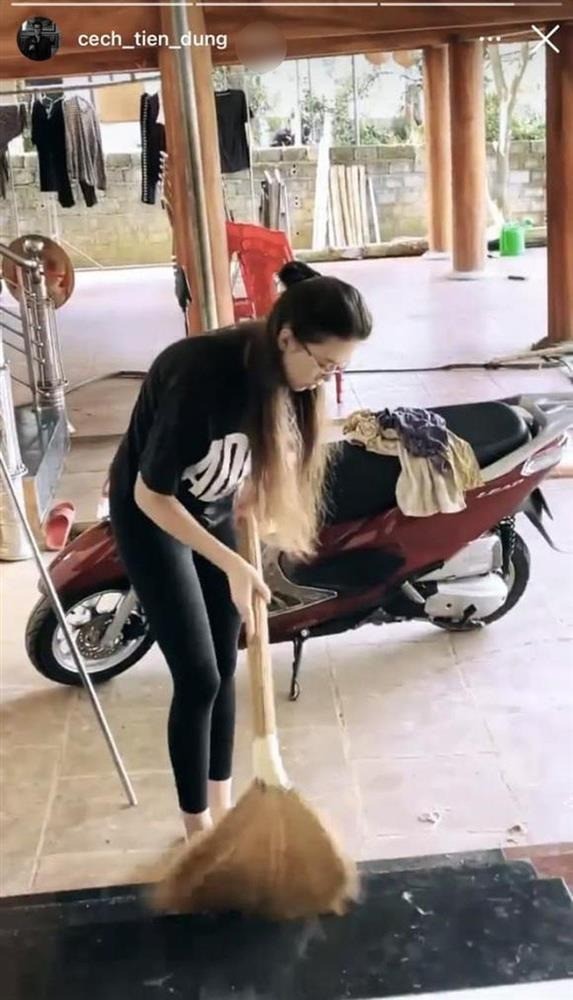 Nàng dâu Tây khi về quê chồng sẵn sàng cầm chổi ra quét sân nhà giúp mẹ chồng. Ảnh: FB Bùi Tiến Dũng. Nàng dâu Tây khi về quê chồng sẵn sàng cầm chổi ra quét sân nhà giúp mẹ chồng. Ảnh: FB Bùi Tiến Dũng.