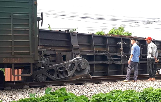 Đường sắt Bắc Nam tê liệt vì tàu trật bánh ở Nam Định 1