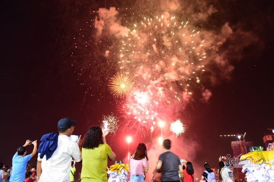 Pháo hoa rực sáng trên bầu trời TP HCM đón chào năm mới 2020 3