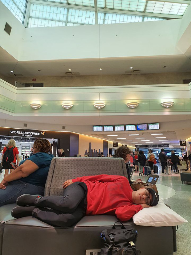 Lộ hình ảnh Tuấn Hưng mệt mỏi, nằm vạ vật ở sân bay hậu nghi vấn trục trặc hôn nhân 1