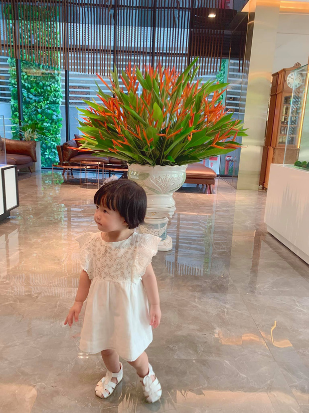 Hoa hậu Đặng Thu Thảo lộ cận mặt con gái: Không ngờ bé đã lớn phổng phao thế này! 1