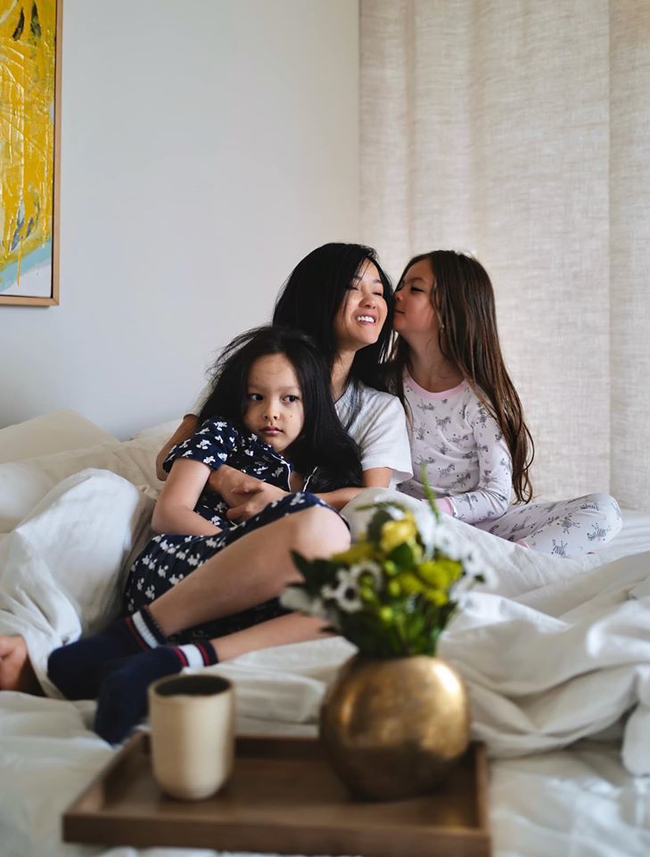 Hồng Nhung cùng 2 con gái vui mừng khi sắp được 'giải cứu' sau nửa năm bị kẹt ở Mỹ 2